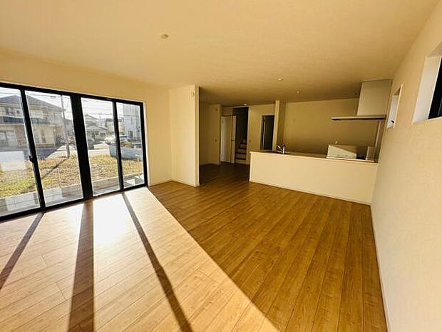 22帖の広々リビングです。ソファやテーブルも難なく置ける、広々とした空間です。