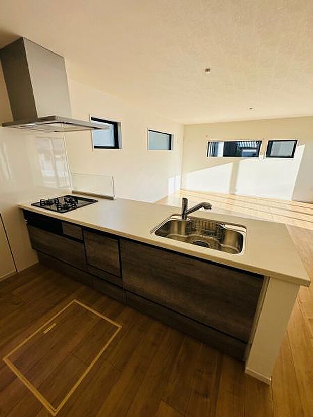 対面式のカウンターキッチンはお料理中でも家族との団欒を楽しめます。