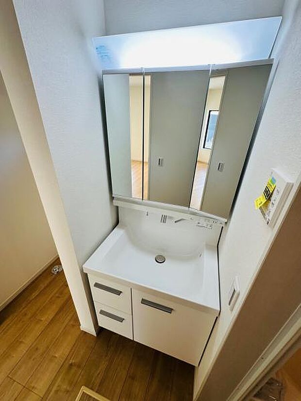 人気の三面鏡タイプの洗面台です。鏡の裏にも棚があるので収納豊富です。