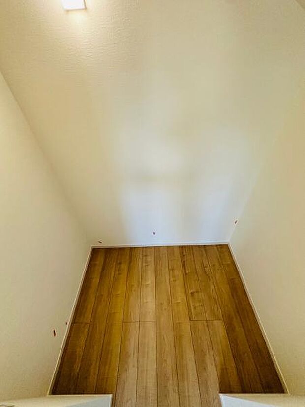 主寝室のWICです。夫婦のお洋服の収納もばっちりです。