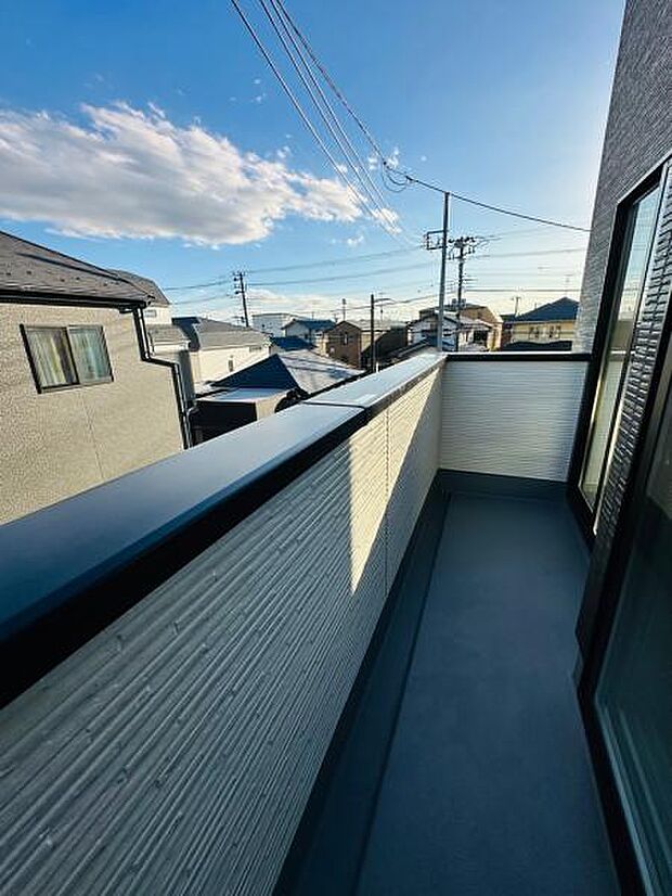バルコニーは遮るものも無く、日当たり良好です。