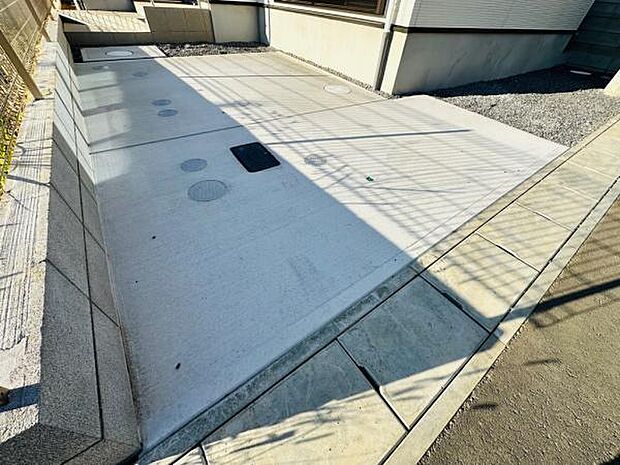 駐車場は左右にスぺ−スも確保されており、駐車しやすくなっています。