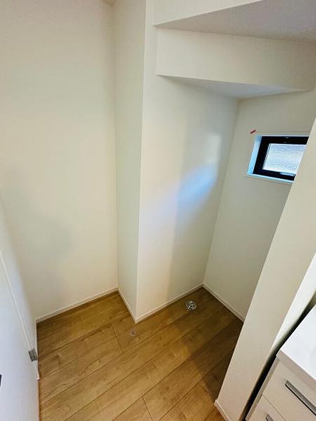 階段下を利用したリネン庫です。洗剤やタオルなどのストックにも便利です。