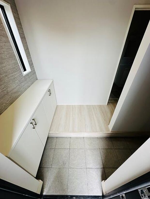 玄関スペースは十分な広さがあります。ゆったりと外出準備ができます。