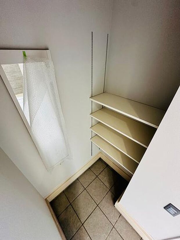 SICは汚れた荷物やベビーカー、雨に濡れた傘などの収納に便利です。