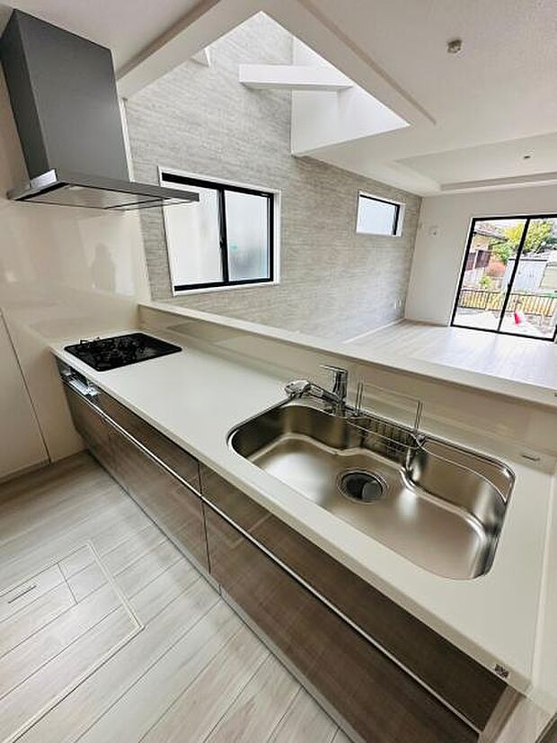 リビングを見渡せる明るいキッチン。料理をするのも楽しくなりそうな空間です。