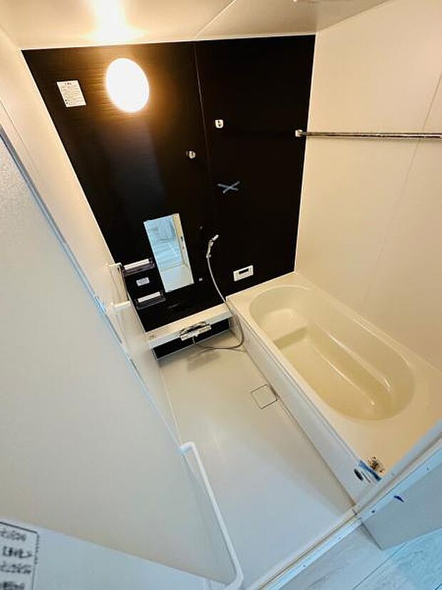 足を伸ばしてゆったりと浸かれる浴室です。半身浴も楽しめます。