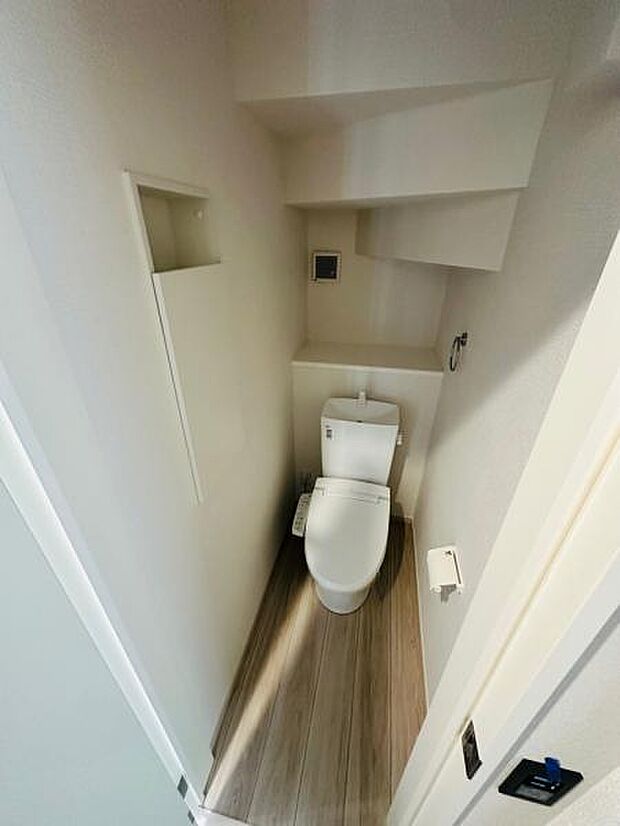 シンプルで使いやすいトイレ。収納もついています。