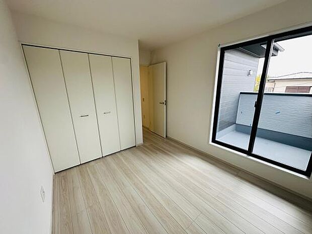 2階には3部屋の洋室があり、それぞれに収納もついています。