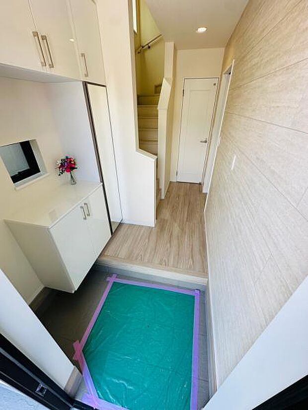 (A号棟) コの字型のシューズボックスです。小物も置けて便利な玄関スペースとなっています。