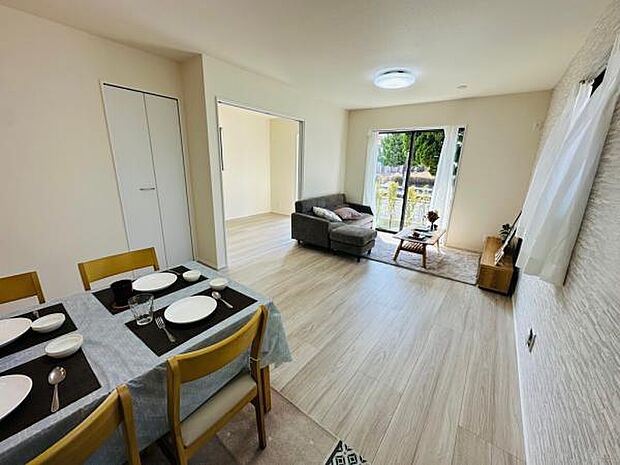 (A号棟) 窓から光が心地良く差し込むリビングです。