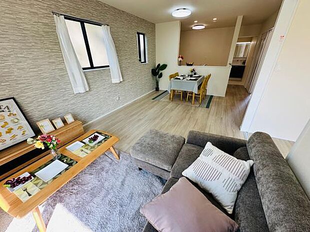 (A号棟) アクセントクロスがお洒落なLDK。家具があると生活のイメージがより湧きますね。