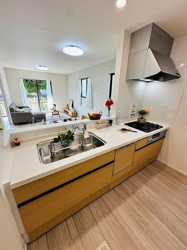 (A号棟) 家族の顔が見えるカウンターキッチン。食洗機付きで家事の負担も減らすことができます。