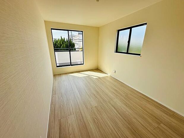 (A号棟) バルコニーに出ることができる7.5帖の洋室です。ベッドを置いても狭さを感じないゆとりがあります。