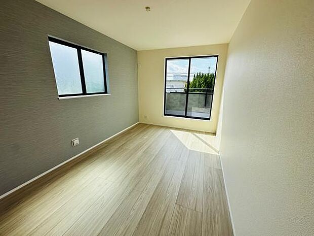 (B号棟) 主寝室はダークトーン調のクロスが施工されています。明るさもありながら、落ち着きのある空間です。