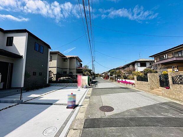 前面道路は広々としており、車のすれ違いも可能な広さです。