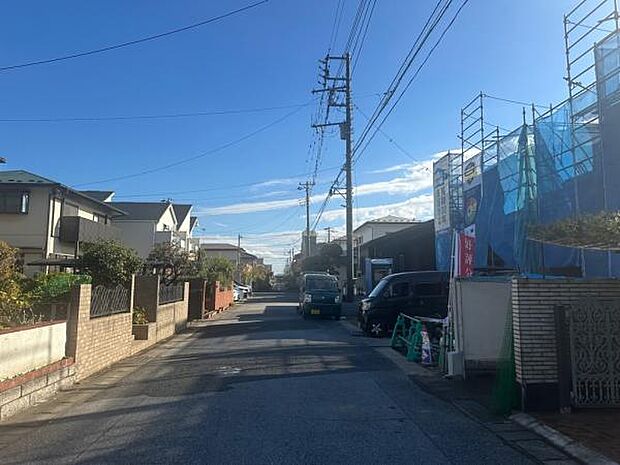 前面道路は広々としており、車のすれ違いも可能な広さです。