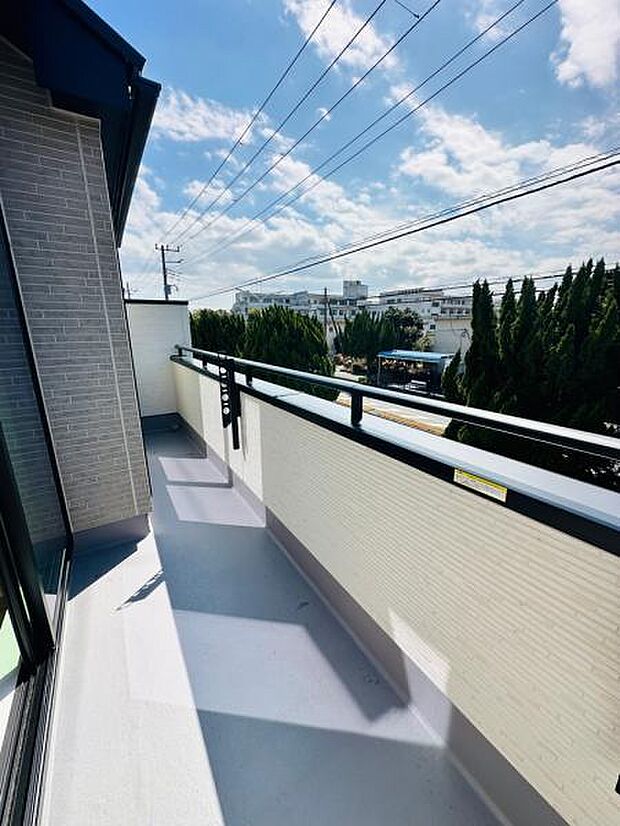 (A号棟) 陽当たり良く気持ちのいいバルコニーです。2部屋から出入りすることができます。