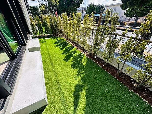 (A号棟) あると嬉しいお庭スペース。両面道路で陽当たりも良好◎緑が目にも癒しです。