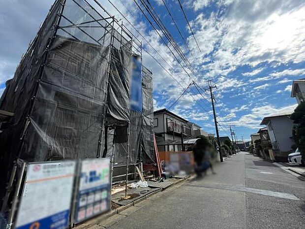 前面道路は見通しもよく車庫入れもしやすそうです。周辺は閑静な住宅街です。