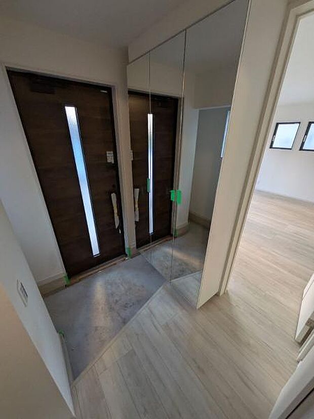 縦型のシューズボックスは容量豊富。姿見もついております。