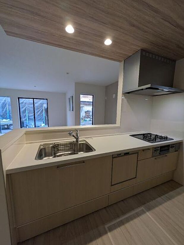 会話も弾む対面式のカウンターキッチンです。ビルトイン食洗器搭載です。