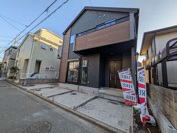 前面道路は4.5m。閑静な住宅街にあり交通量も少なく安心です。