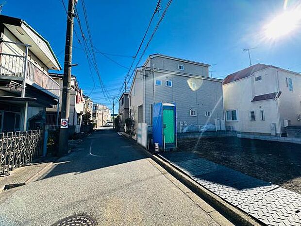 12/4撮影 前面道路はまっすぐで見通しもよいです。