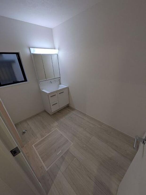 洗濯機置き場確保された広々とした脱衣所です。朝の身支度も混雑しません。