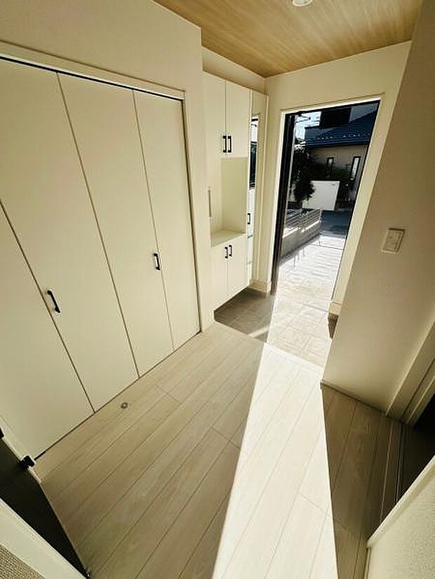 玄関横に横長のクローゼットが付いていて、お出かけの準備に役立ちます。