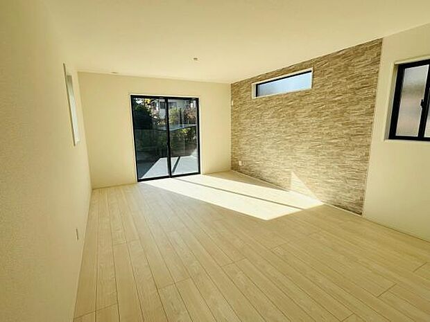 17帖のリビングは光の差し込む、あたたかな空間です。