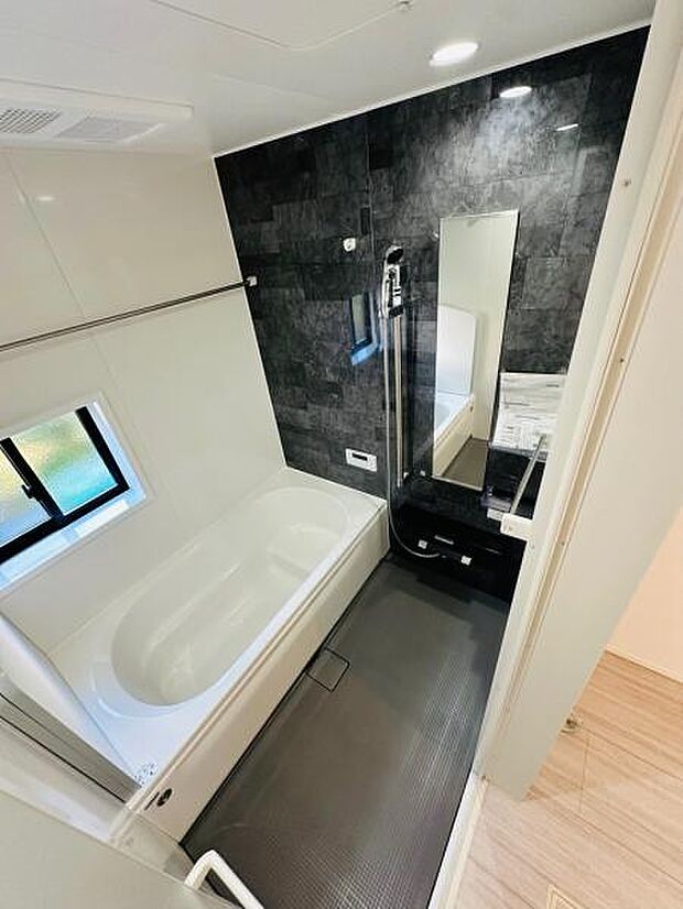 ダークトーンでまとめられ、落ち着いた雰囲気の浴室です。