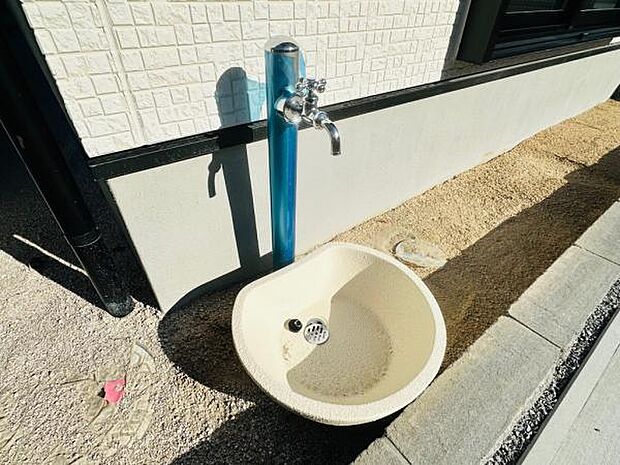 まるく可愛らしい水栓付き。何かと役に立ちます。