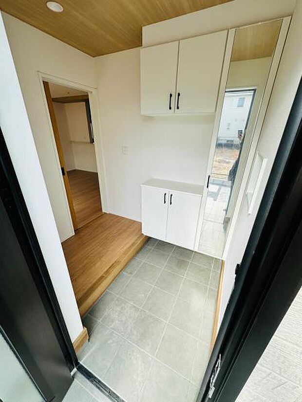 (5号棟) 「ただいま」と帰ってきて、リビングにすぐ繋がる間取りです。