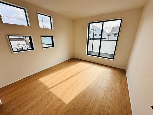 (5号棟) 大きな窓から光が差し込む心地よい寝室です。