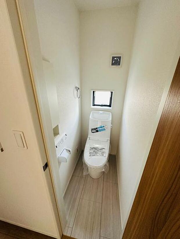 (5号棟) 小窓があって外の光を感じられるお手洗い空間。
