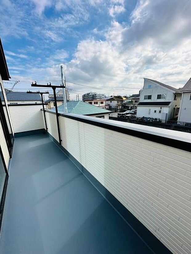 (5号棟) 奥行きにもゆとりがあるバルコニー。お洗濯も伸び伸びできそうです。