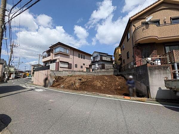 前面道路は5.5ｍ。交通量も少なく安心の道路です。