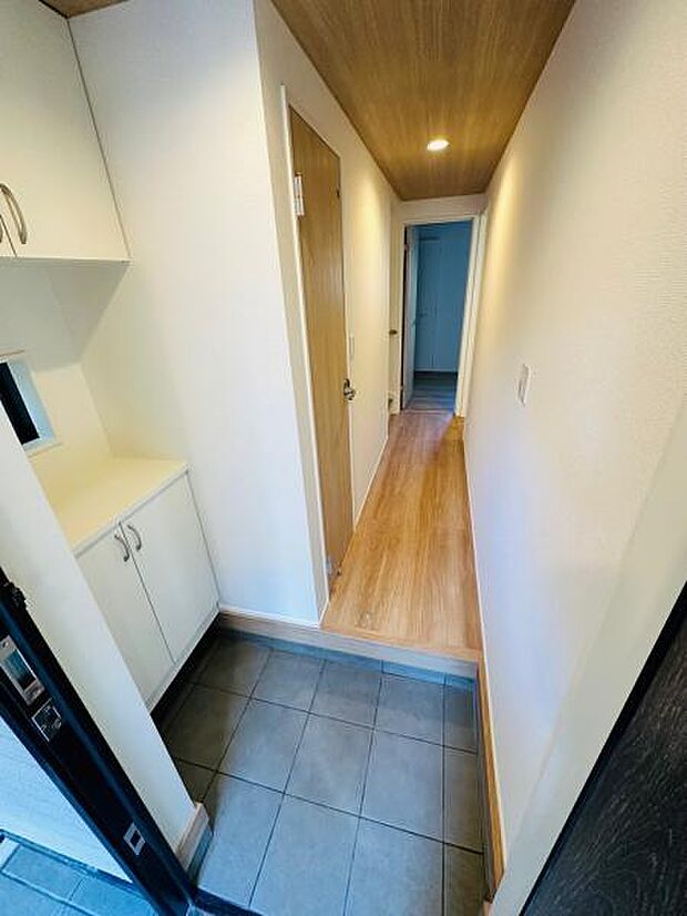 1号棟 奥行きの感じられる玄関。小窓もあり、自然光が差し込みます。