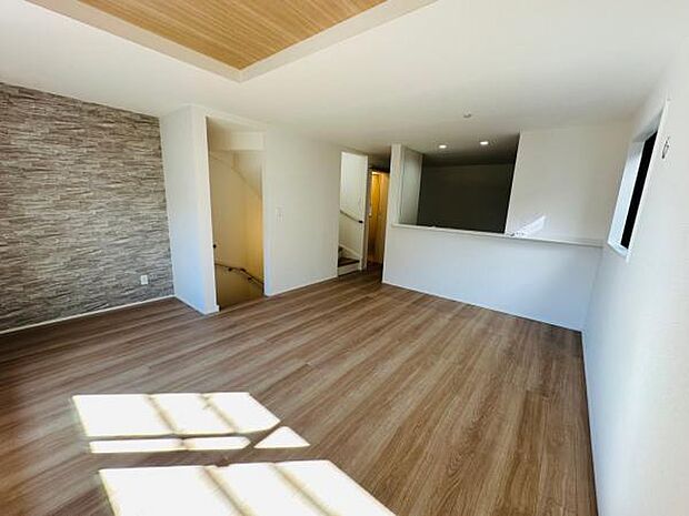 1号棟 アクセントクロスが印象的な約17.6帖のLDK。リビングイン階段で家族が自然と集まる空間に。