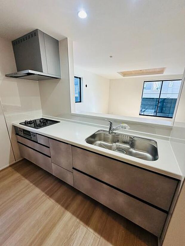 1号棟 リビングの見渡せるオープンタイプのキッチンで料理中も家族と会話を楽しめます。