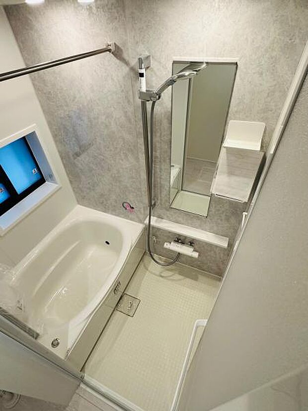 1号棟 足を伸ばしてゆったりと浸かれる浴室です。窓もがあり換気もできます。