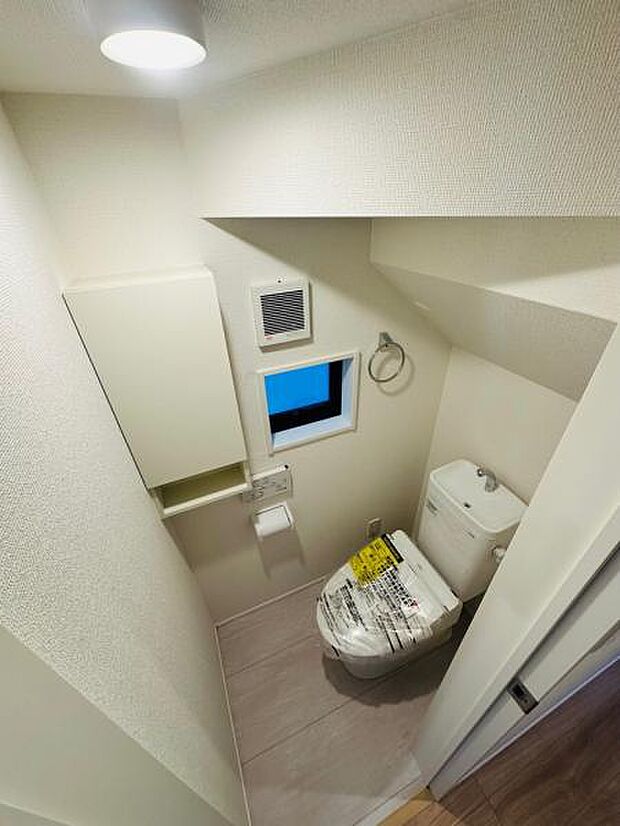 収納や窓など嬉しい設備のつまったトイレです。