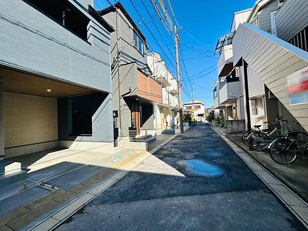 約4mの前面道路。周辺は閑静な住宅街です。