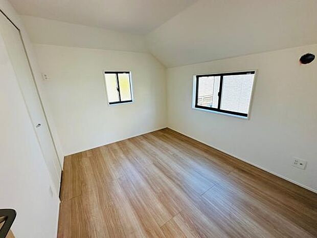 1号棟 3階に洋室が2部屋あり、それぞれクローゼットもついています。