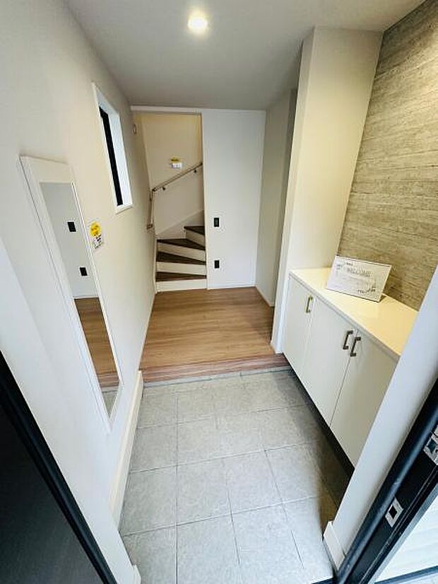 2号棟 アクセントクロスがおしゃれな玄関。玄関フロアも広く、複数人での帰宅でも混雑しません。