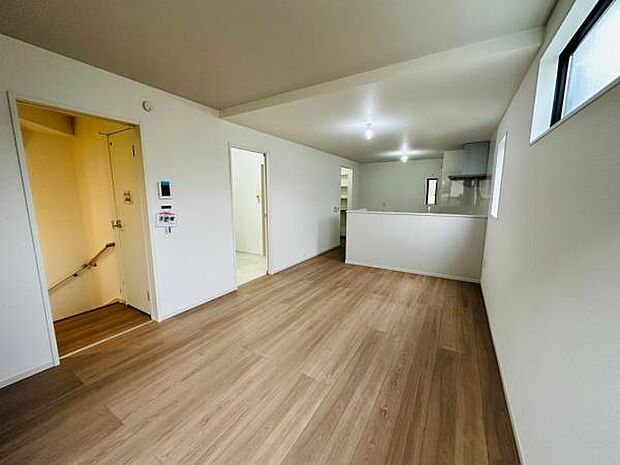 2号棟 約16.9帖のLDK。2階リビングなので人目を気にせずに団らんの時間を過ごせます。