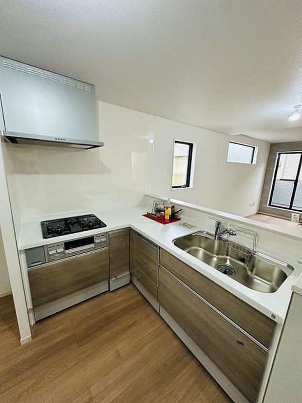 2号棟 使いやすいL字型キッチン。リビングの家族と会話を楽しみながら料理ができます。