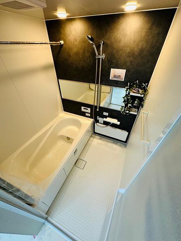 2号棟 1坪以上広さを設けた浴室でゆったりバスタイム。ベンチタイプで節水、お子様にも優しいです。