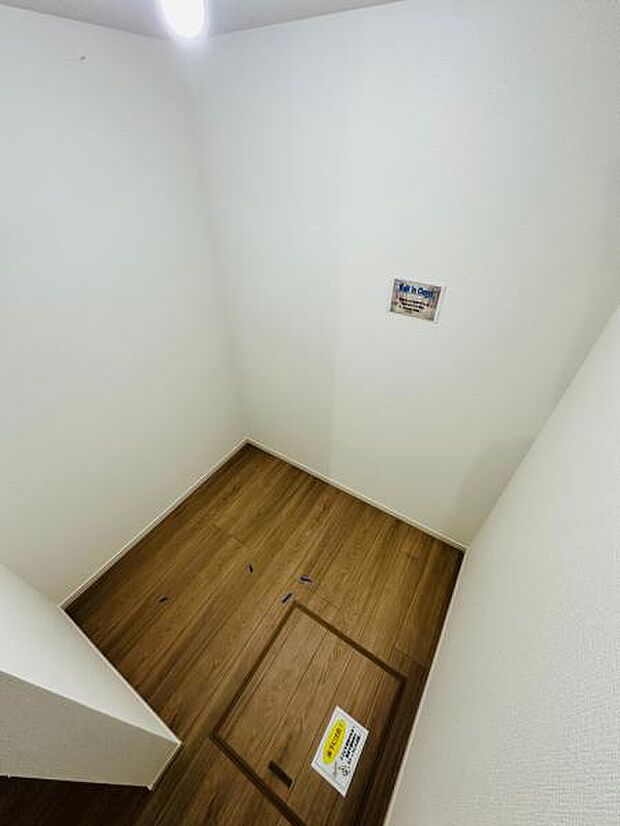 2号棟 洋服だけでなくスーツケースや大きな荷物も収納できるウォークインクローゼットです。